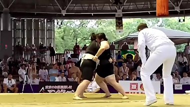 Heavy Chicks In Battle !