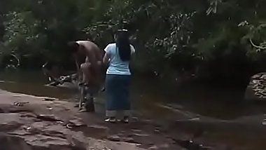 A?a»? nhau tr&ecirc_n ra»«ng